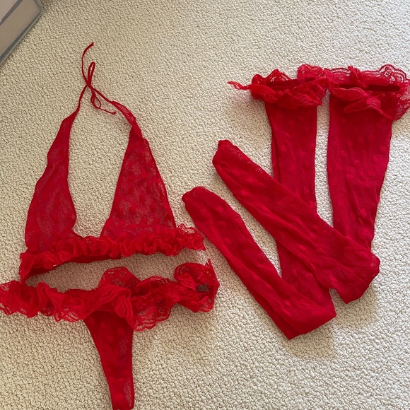Red lace lingerie set with stockings - Picture 5 of 6